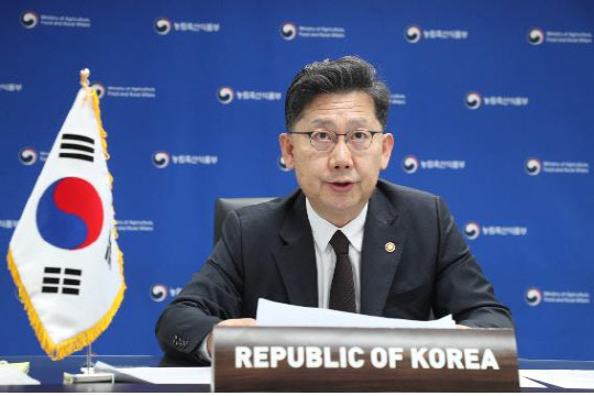 농림축산식품부는 APEC 농식품시스템의 디지털 혁신을 위한 화상 토론회를 2일 개최한다고 밝혔다. G20 농업장관회의에 영상으로 참석한 김현수 농식품부 장관. <연합뉴스>